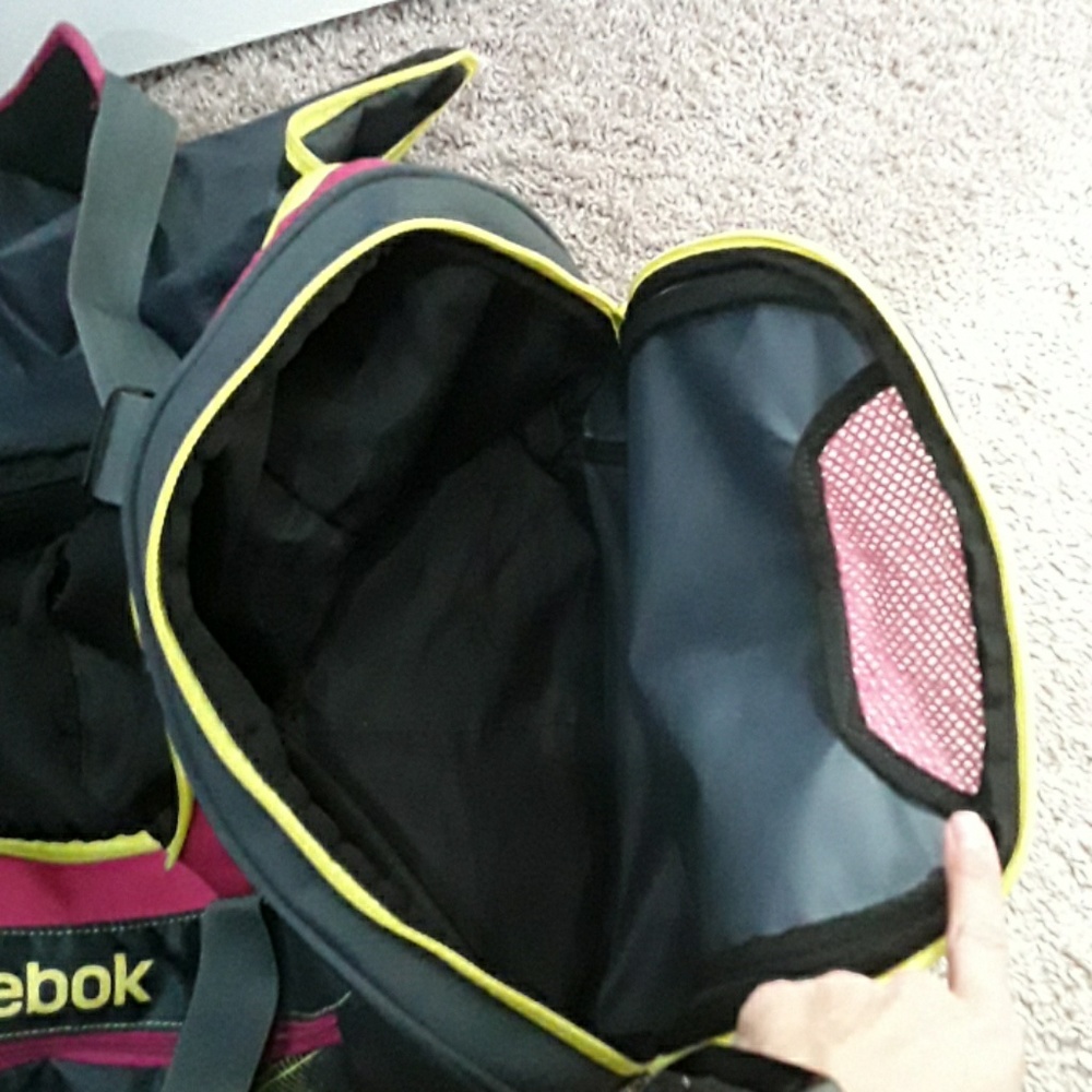 Large Reebok gym bag. - Picture 3 of 5